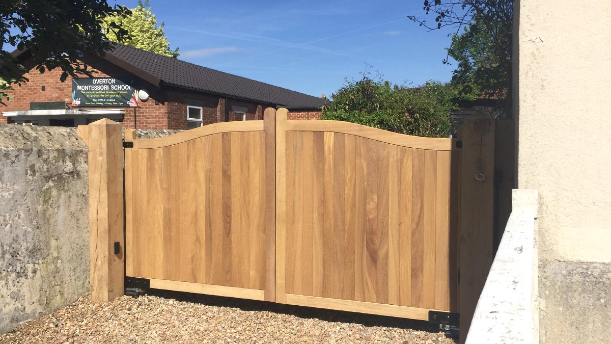 Swan-neck electric gates in hardwood, Overton