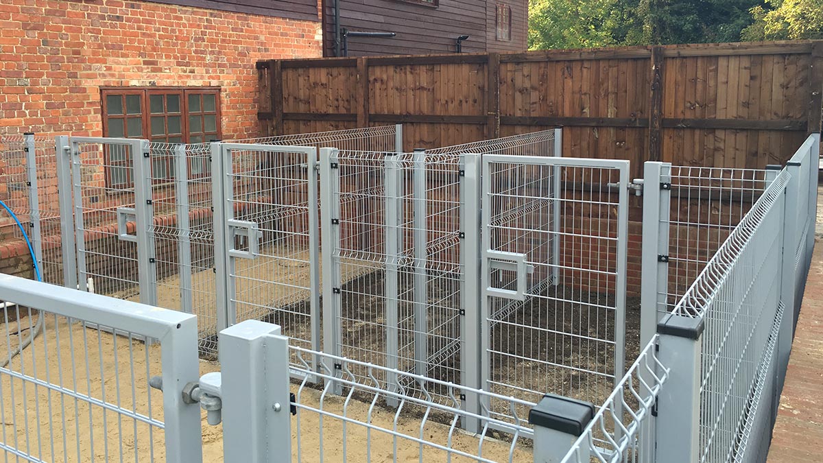 Steel V-mesh security fencing and gates for dog enclosure, Winchester