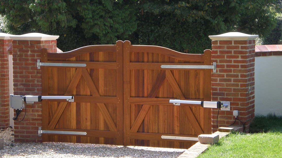 Automatic driveway gates in stained hardwood at Ampfield, Romsey
