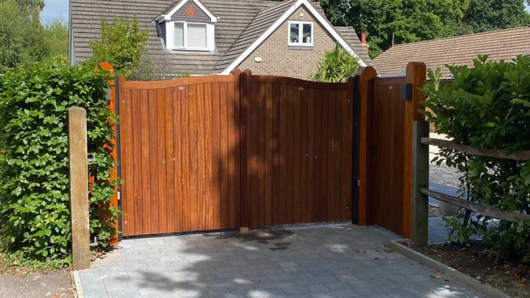 Hardwood automated electric gates with pedestrian gate at side Hardwood automated gates with pedestrian gate at sideelectric