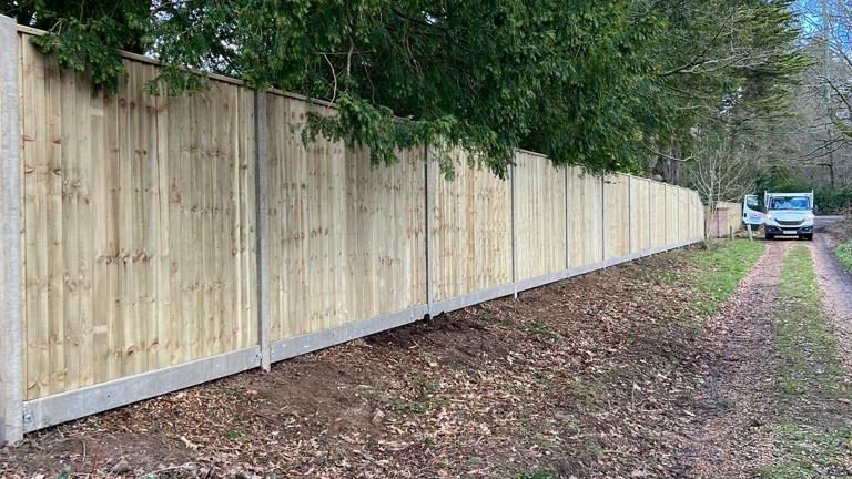 closeboard fence in concrete framework – New Forset-7